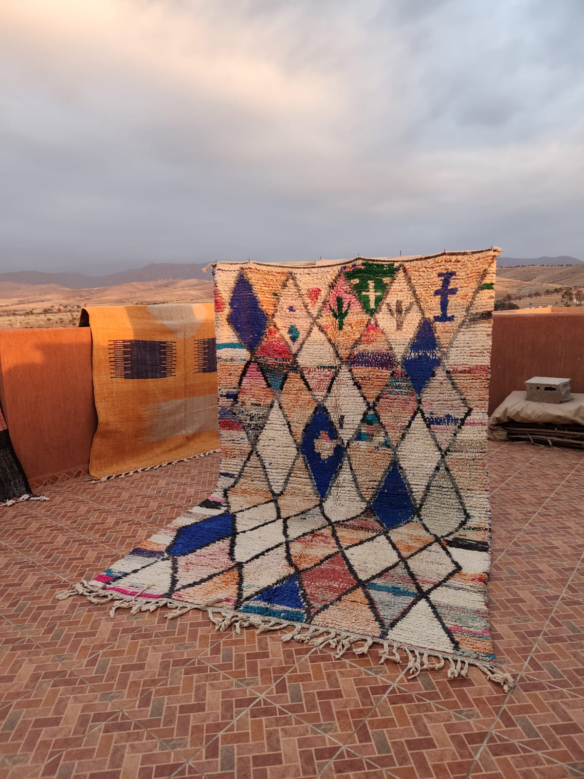 Ivory Azilal with full diamond lattice in multicolour spectrum