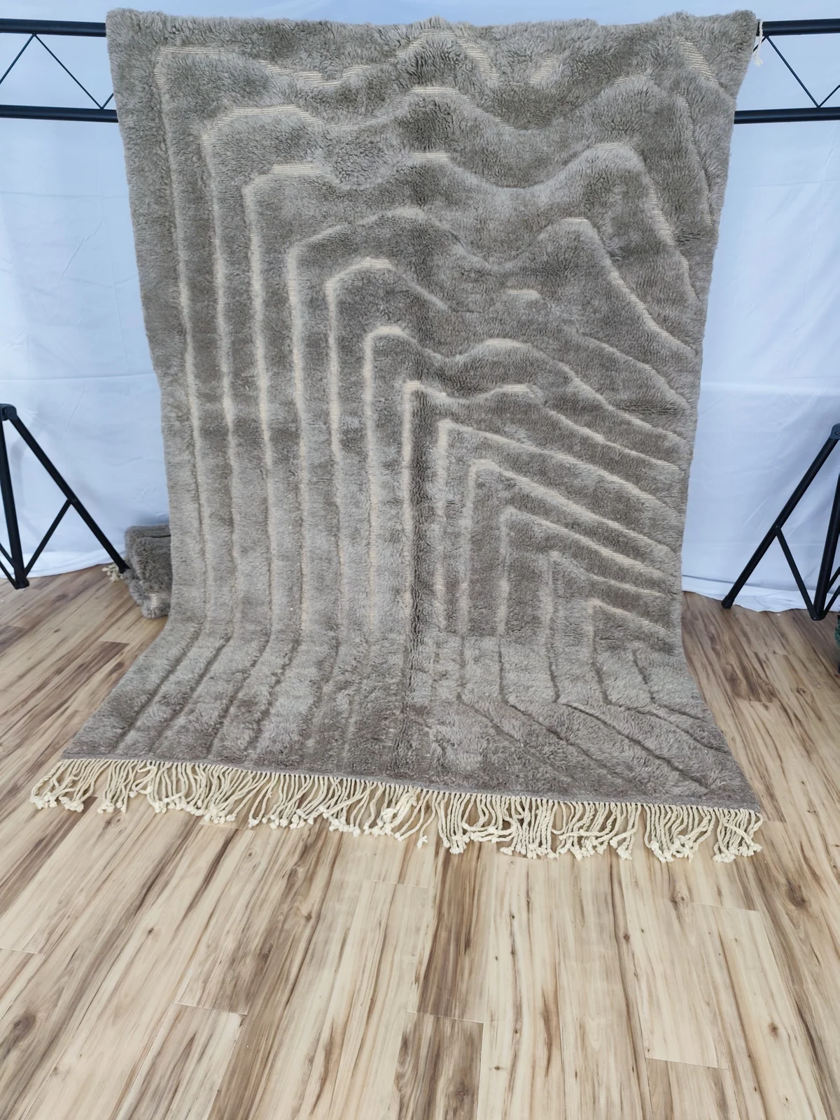 Grey Mrirt rug with concentric geometric lines