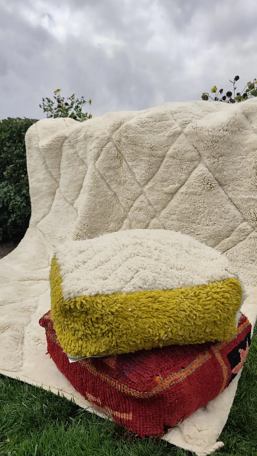Tafsut — the fold where the rug turns from the hedge to the ground, showing the depth of the pile, view 8 of 18