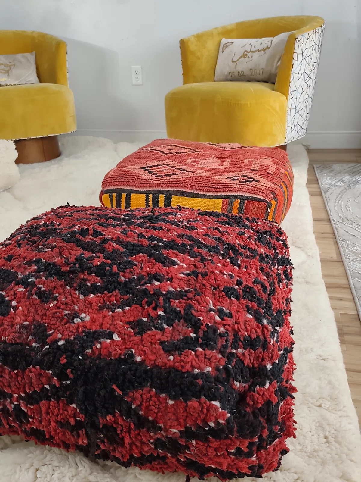 Kahina — red & black boucherouite pouf, top face seen from above, view 3 of 7
