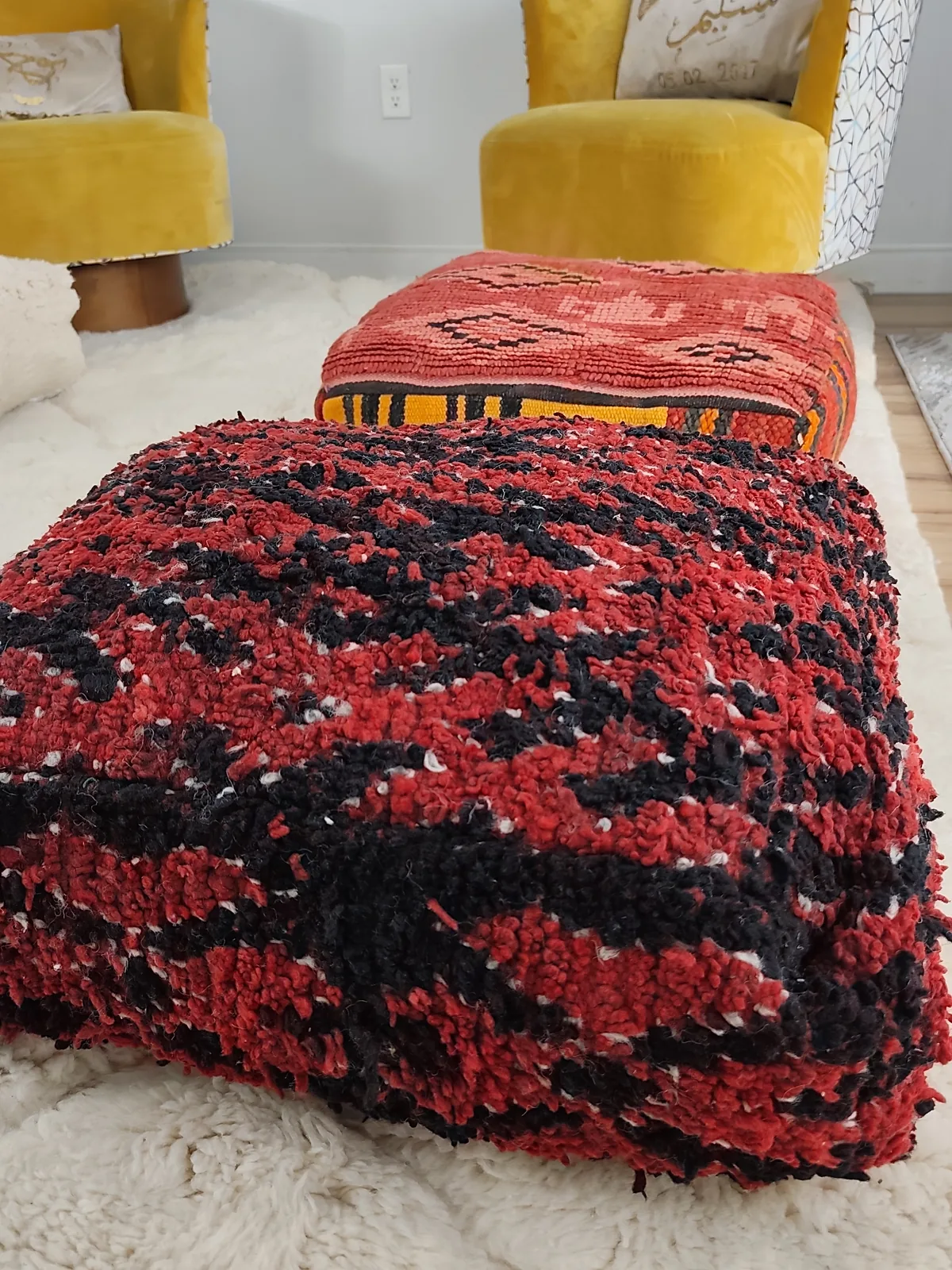 Kahina — red & black boucherouite pouf, close view of the wool texture, view 4 of 7