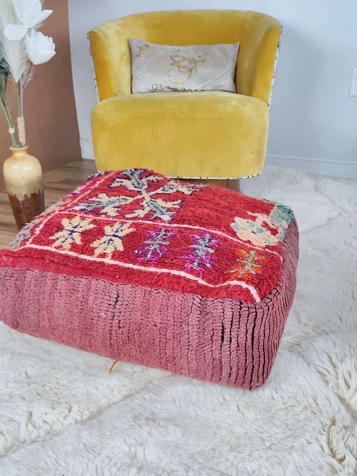 Tinhinan — botanical crimson pouf, top face seen from above, view 3 of 8