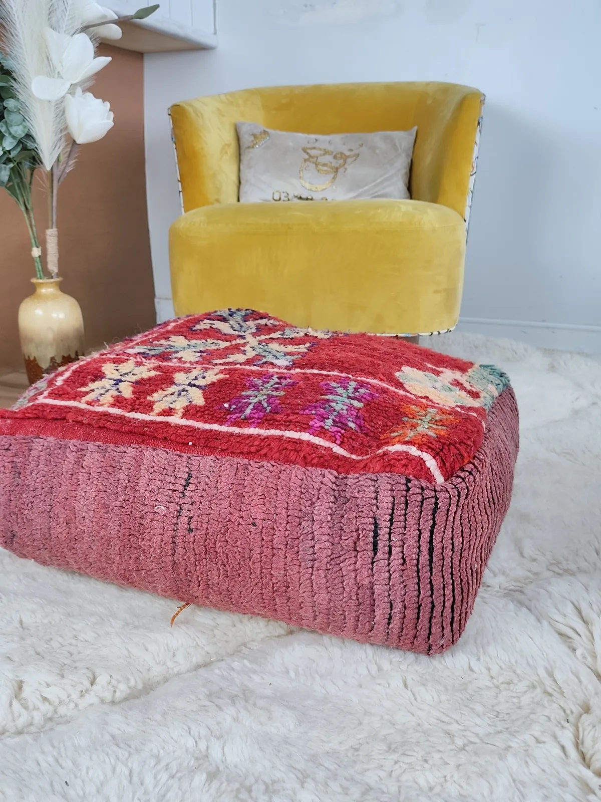 Tinhinan — botanical crimson pouf, close view of the wool texture, view 4 of 8